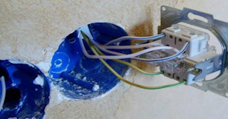 Монтаж проходного выключателя от 561 руб. в Глазове